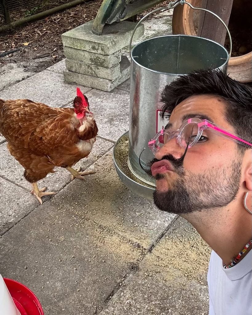 Camilo está orgulloso de la forma en la que su finca ha ido creciendo poco a poco, con la ayuda de sus padres y su esposa.