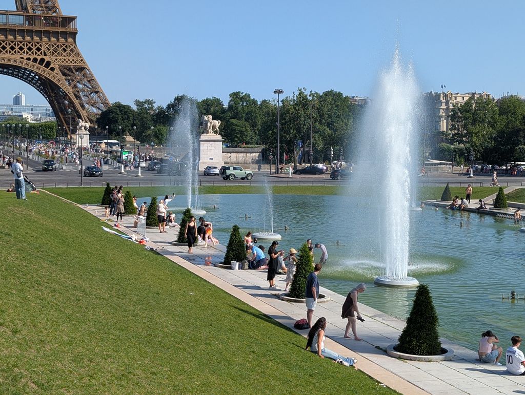 Francia ha activado alertas por calor extremo y algunas escuelas han tenido que cerrar tras registrarse temperaturas superiores a los 50 grados en las aulas