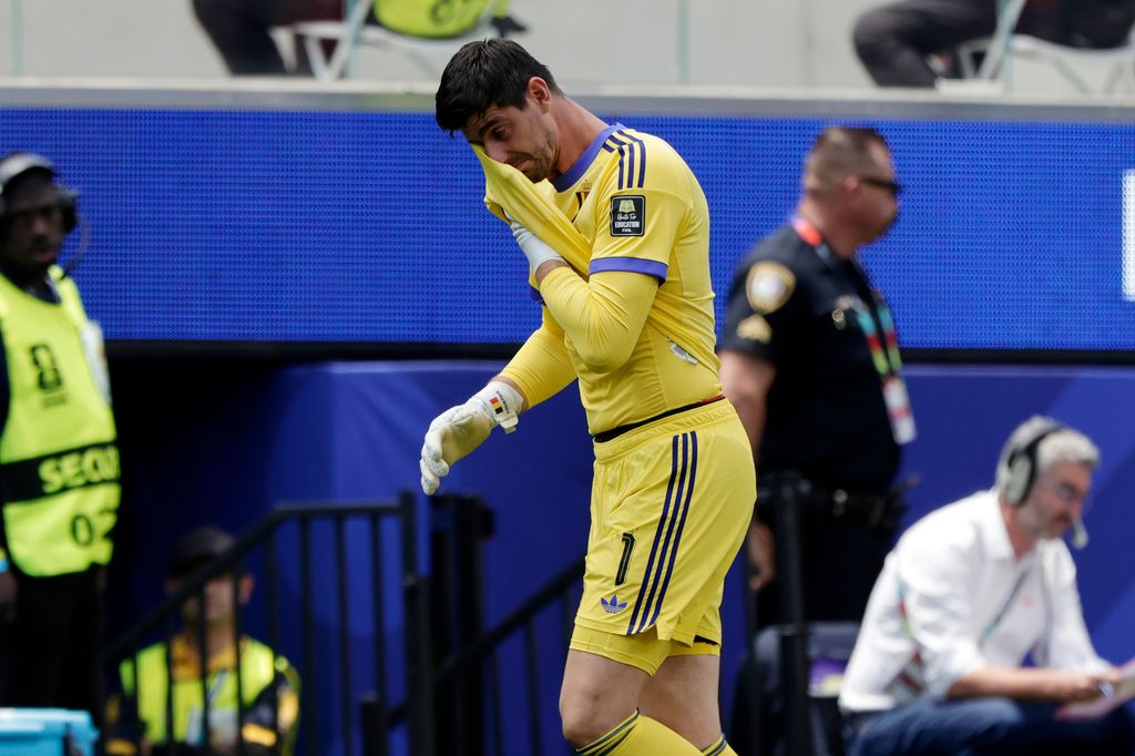 Courtois abandonó el campo desolado, entre lágrimas