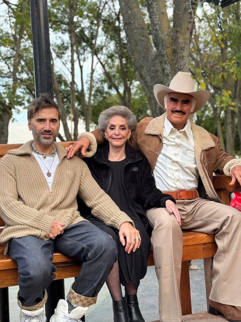 Alejandro Fernández se ha refugiado en su madre tras el fallecimientod de Vicente Fernández.
