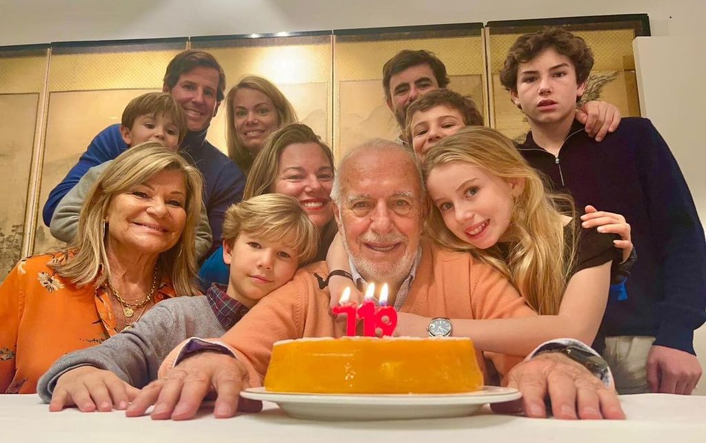 Cari Lapique y Carlos Goyanes junto a sus hijas y sus nietos