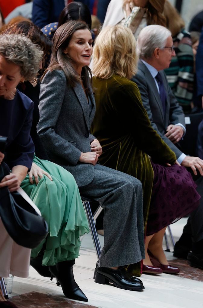 Reina Letizia traje gris