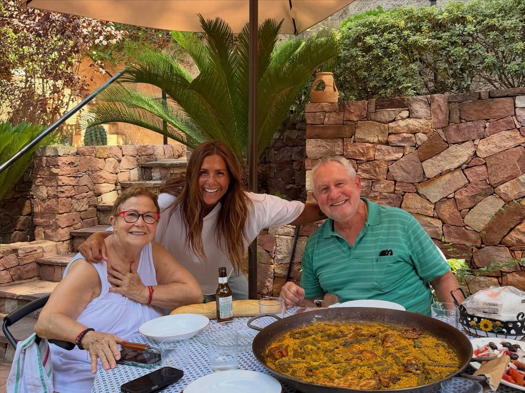 Nuria Roca con sus padres en Valencia