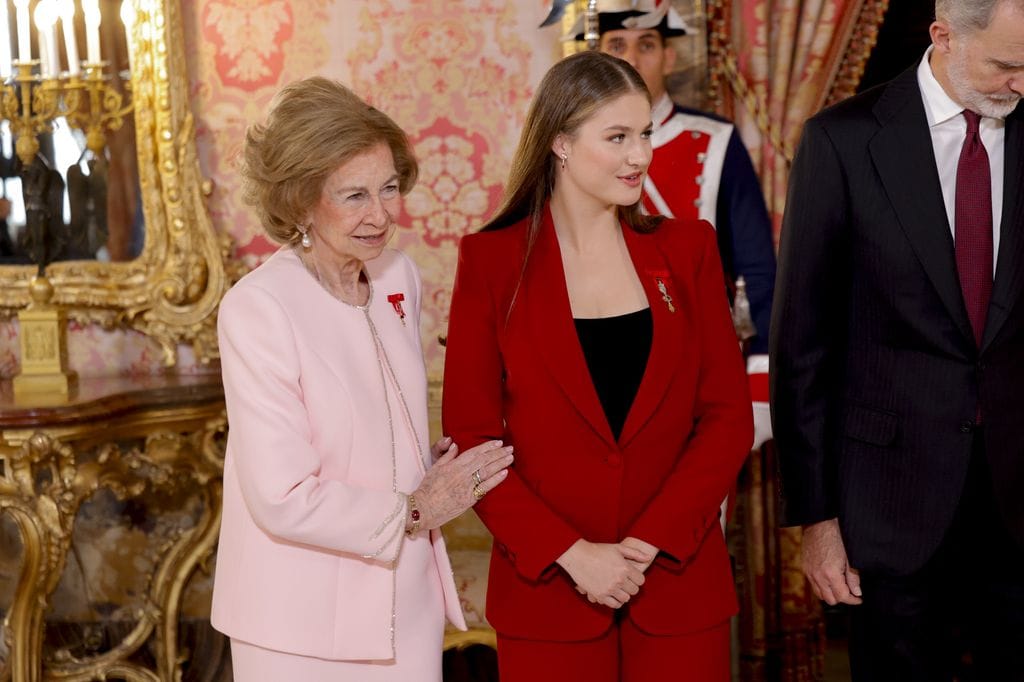 La reina Sofía con la pulsera de la reina Victoria Eugenia que no llevaba en público desde la proclamación de Felipe VI ante la cortes generales