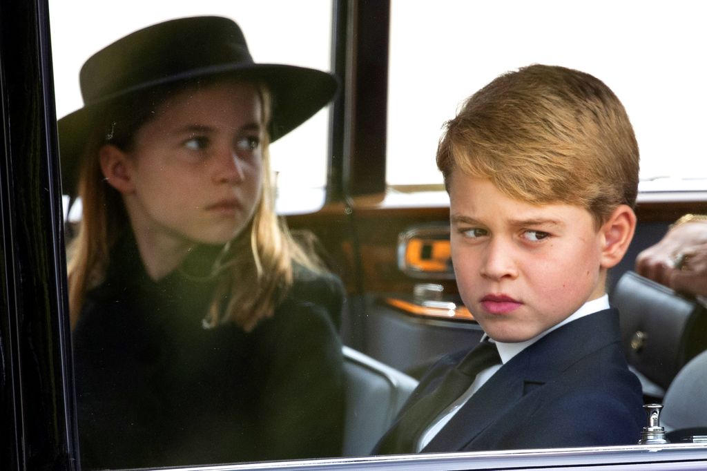 Primer plano del príncipe George y la princesa Charlotte desde un coche