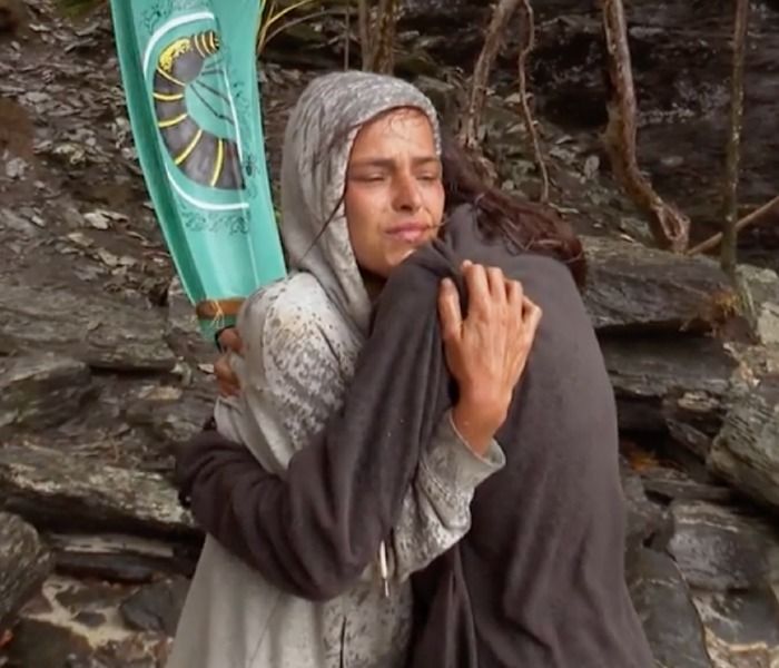 Tania abraza a Marta Peñate 