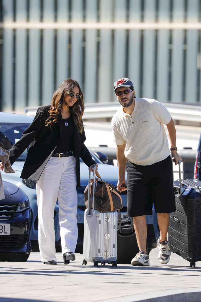 La creadora de contenido y el cantante no se mostraron cariñosos, pero han despertado sospechas, pues no es la primera vez que son captados juntos