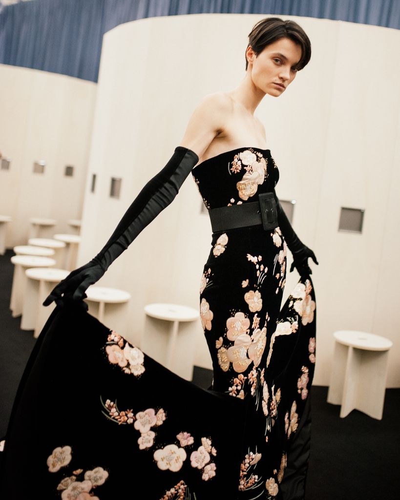 Un vistazo al backstage del desfile de Valentino en París.