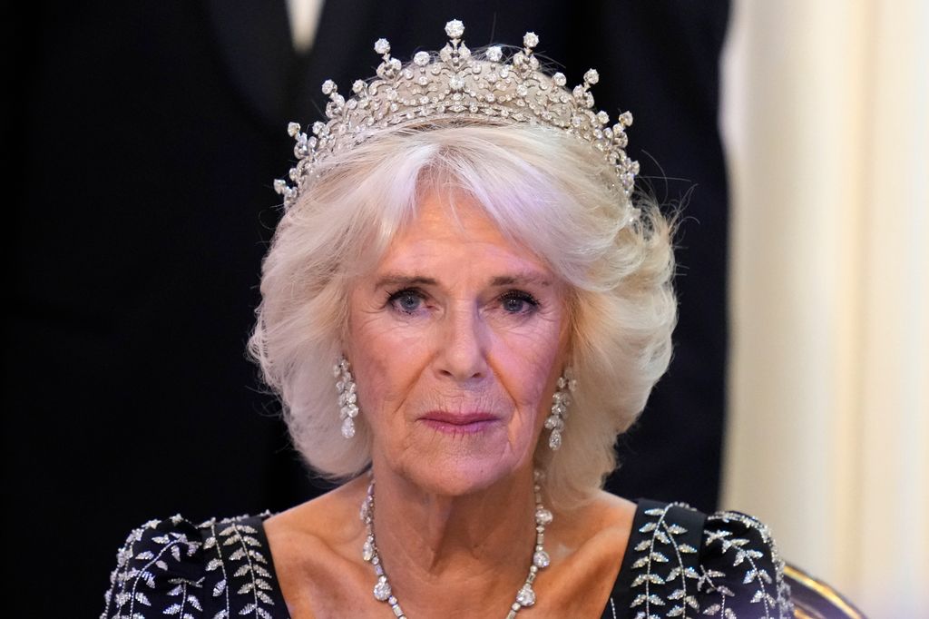 La reina Camilla luciendo la Tiara Kokoshnik de la reina Alexandra