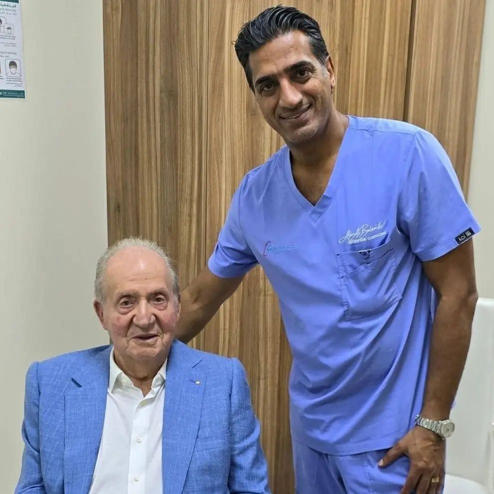 El rey Juan Carlos I reaparece en una revisión médica en Abu Dabi con el médico Ali Albelooshi