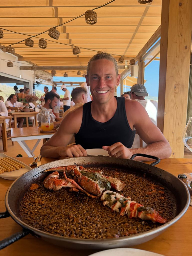El futbolista también ha aprovechado las vacaciones para disfrutar de la gastronomía mediterránea antes de regresar a los entrenamientos