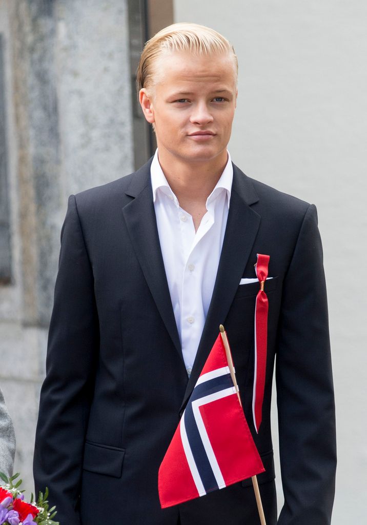 Primer plano de Marius Borg con traje negro en el Día Nacional de Noruega 2014