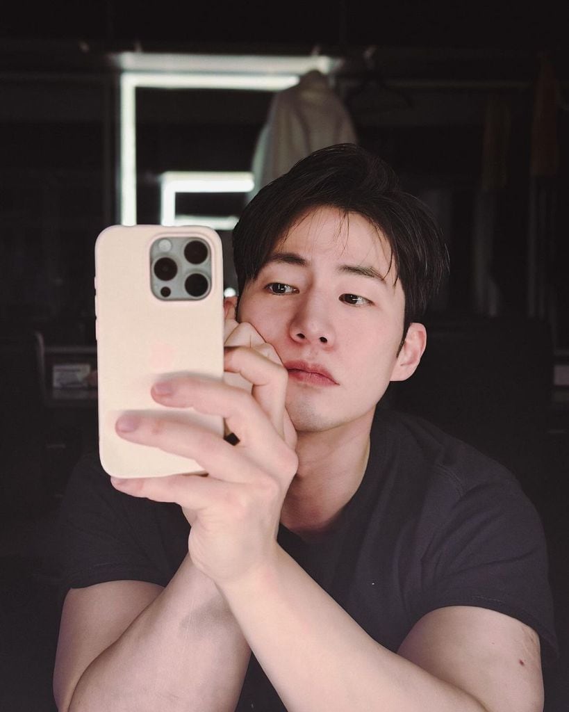 Plano medio del actor Song Jae-Lim en una foto en el espejo