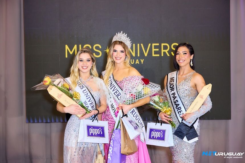 Valeria Baladan, Miss Universe Uruguay 2025, junto a la primera finalista, Carolina Moreira; y la segunda finalista, Perla Andrea