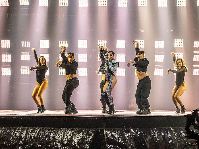 Imagen de Chanel Terrero ensayando junto a sus bailarines
