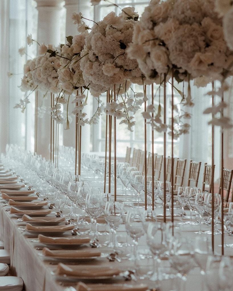 Decoración de bodas rosas blancas centros altos