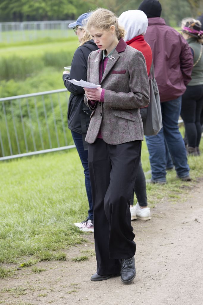 Plano entero de Luisa Mountbatten-Windsor con blazer gris y pantalón negro