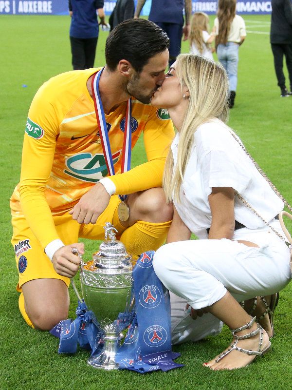 Sergio Rico y su mujer