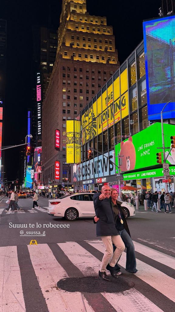 Amelia Bono en Times Square después de correr la maratón de Nueva York