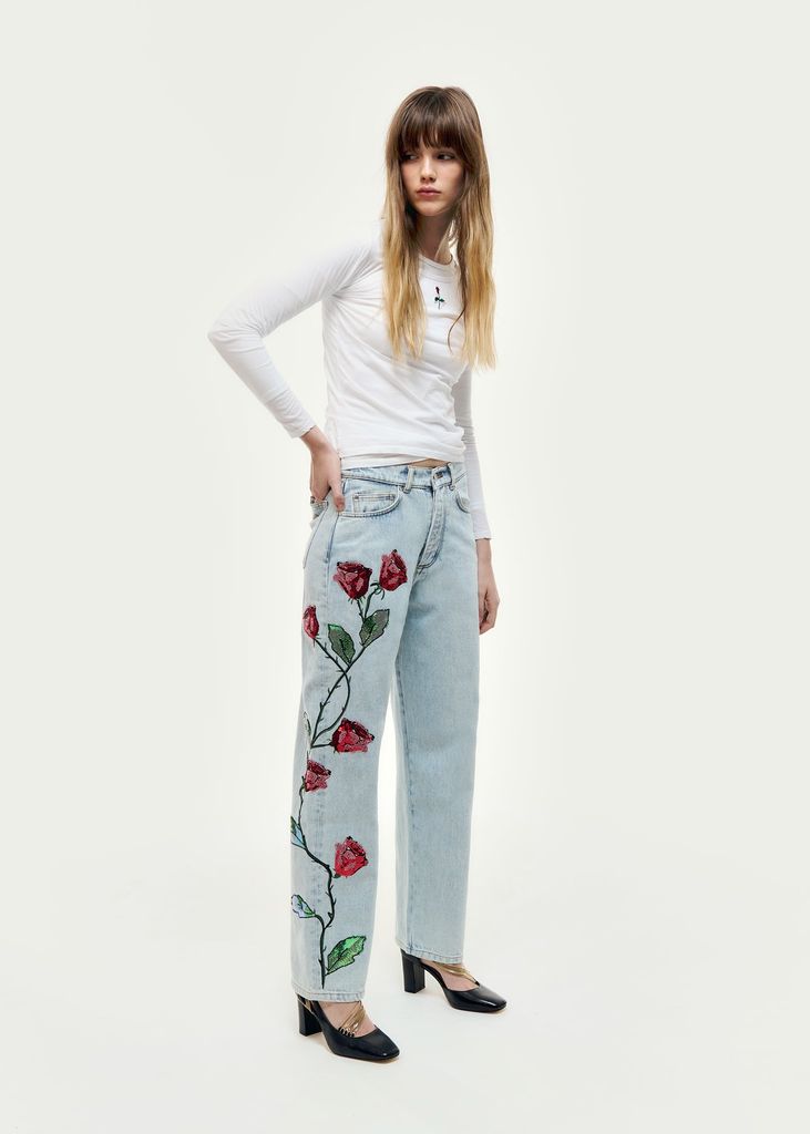Vaqueros con flores bordadas de Ynés Suelves