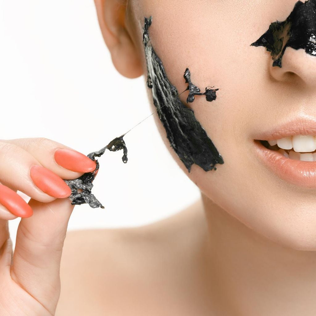 mujer joven desprende mascarilla facial