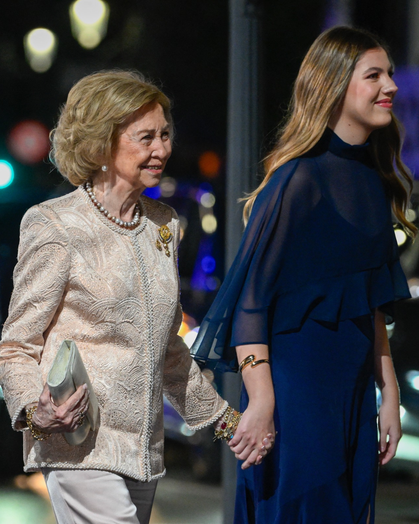 La Reina e Infanta cogidas de la mano
