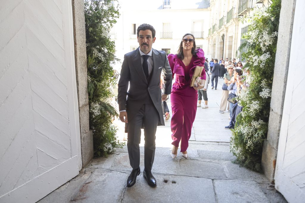 Iago Alvarez acompañado de su hermana, quien ejerció de madrina
