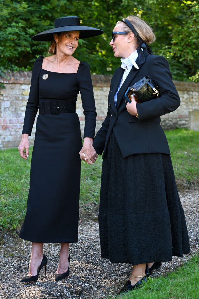 India Hicks, saludando a una de las asistentes al funeral de su madre