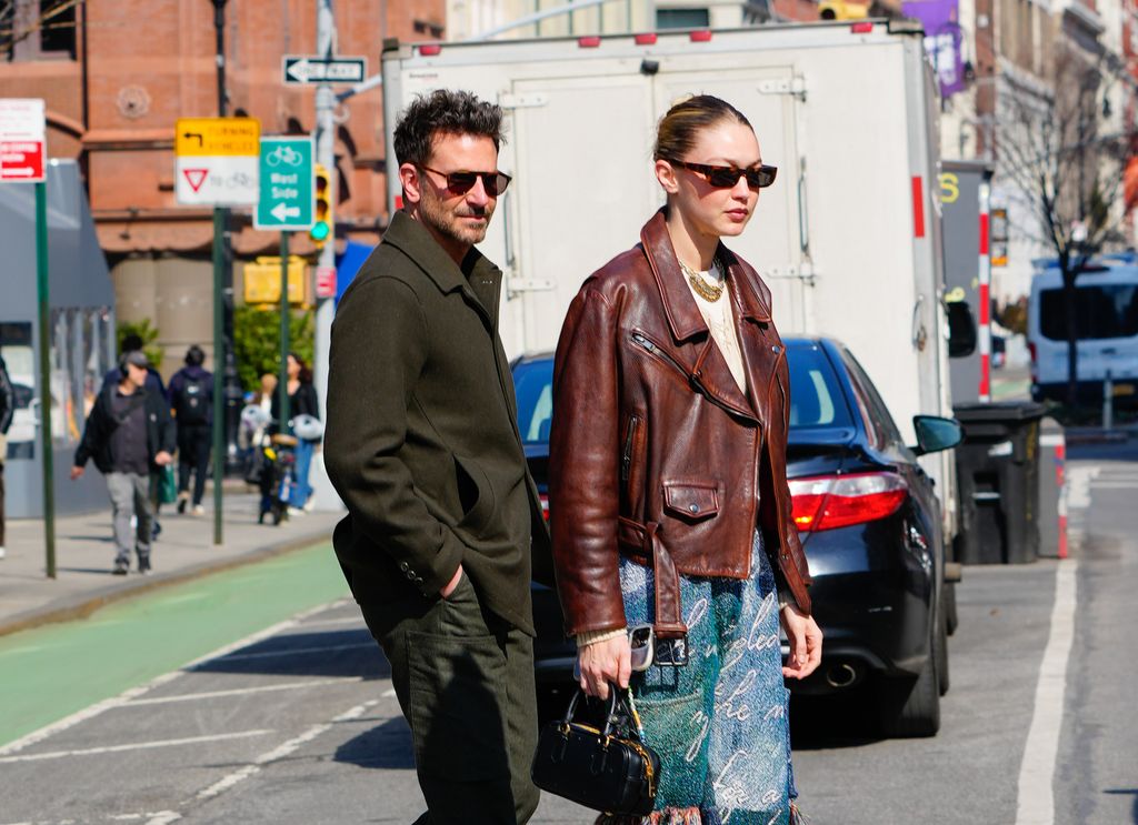 Plano medio de Bradley Cooper y Gigi Hadid andando por Nueva York