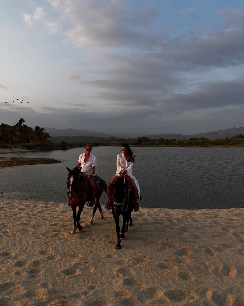 Los novios disfrutaron de una cabalgata en la playa durante la puesta de sol.