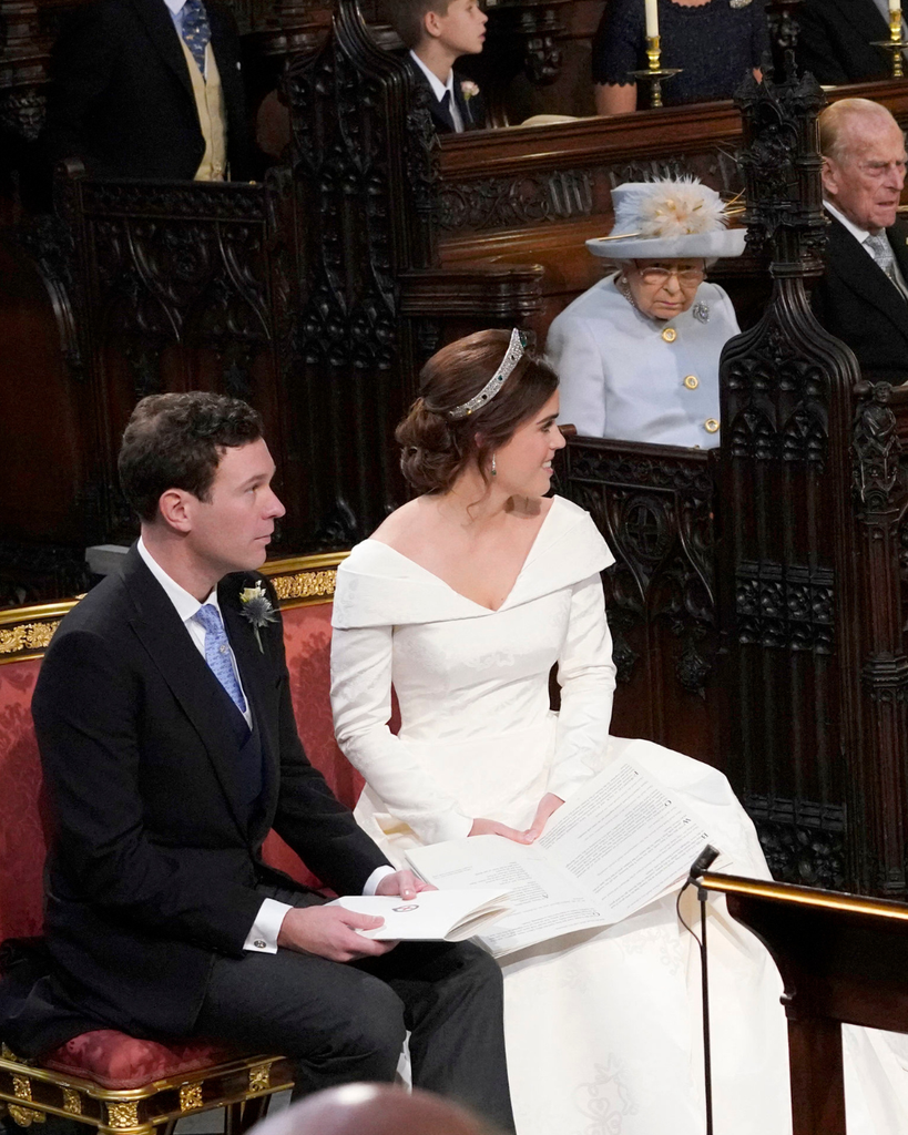 Isabel II mirando desde la distancia a la princesa Eugenia el día de su boda