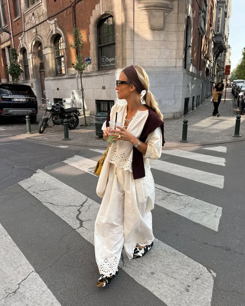 Influencer con total look