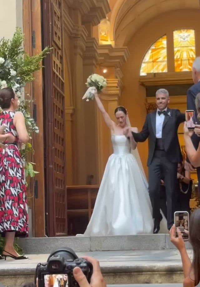 Elena celebra a la salida de la iglesia de la mano de su ya marido David Redondo