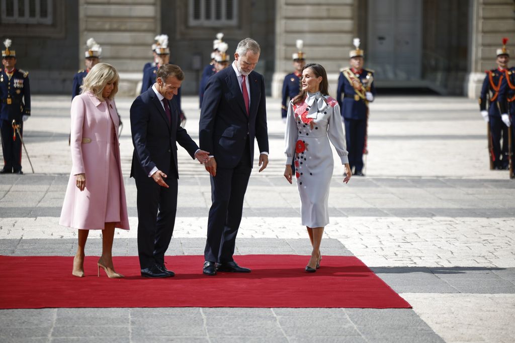 Los reyes Felipe y Letizia reciben a Emmanuel y Brigitte Macron en el Palacio Real en el comienzo de la visita de Estado del Presidente de Francia a España.