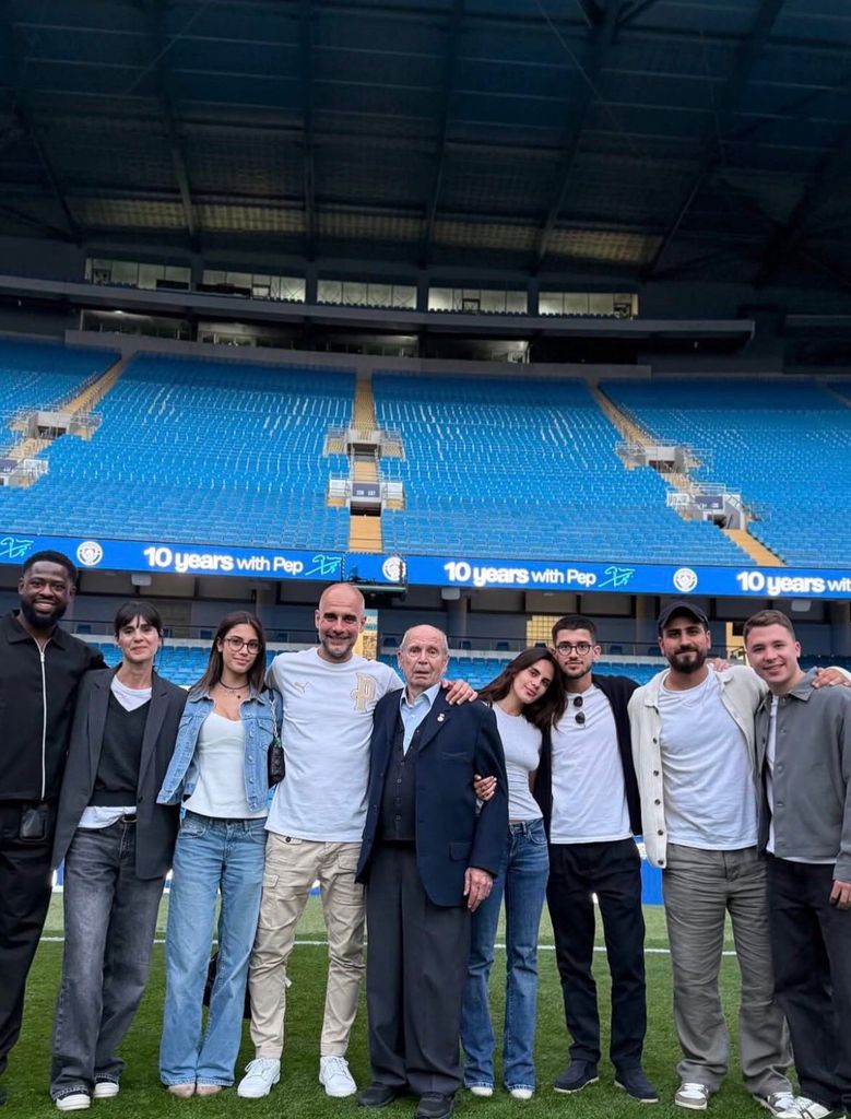 Pep Guardiola, con su padre, sus hijos y su ex, Cristina Serra