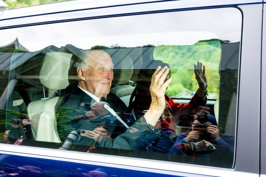 El rey Harald en la boda de su hija con Durek Verrett