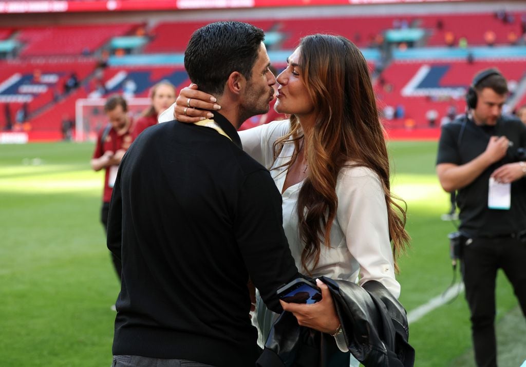 Mikel Arteta y su esposa, Lorena Bernal, celebran el triunfo del Arsenal en la Supercopa inglesa en 2023