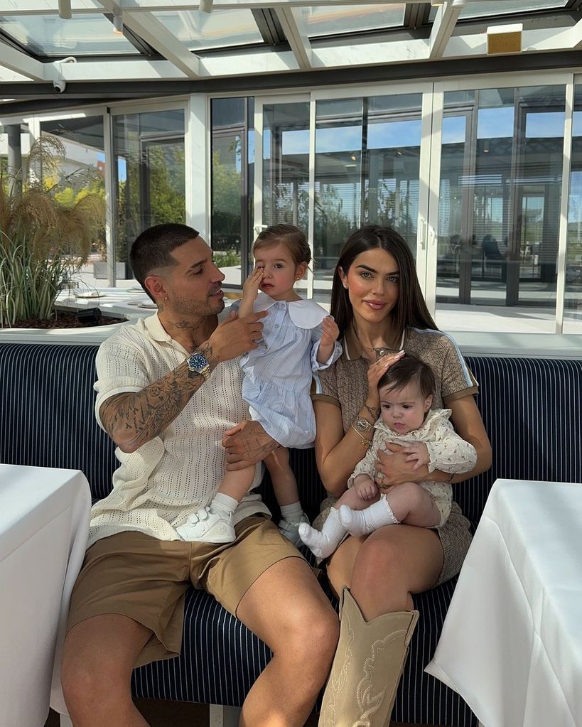 Violeta Mangriñán con su novio Fabio Colloricchio y sus hijas Gala y Gia