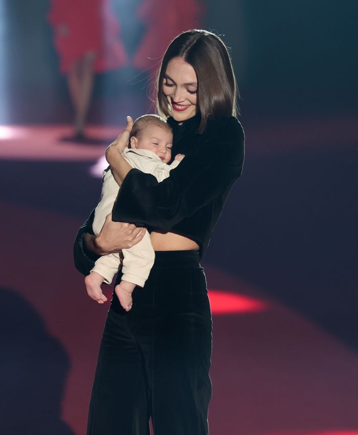 Neus Bermejo desfila con su bebé de dos meses