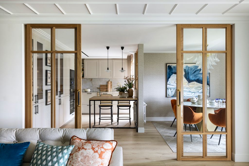 Salón separado de la cocina con puertas correderas de cristal
