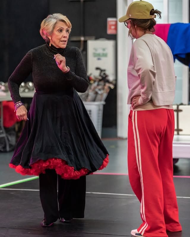 La señora Guadalupe le enseñó algunos pasos de bailea su hija jENNIFER lOPEZ