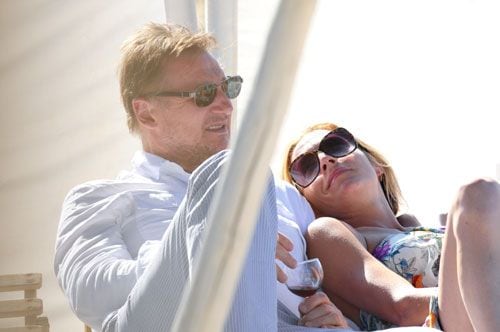 Liam Neeson, relajado y feliz, disfruta de su tiempo libre junto a Freya St. Johnston en el Club 55 de Saint Tropez