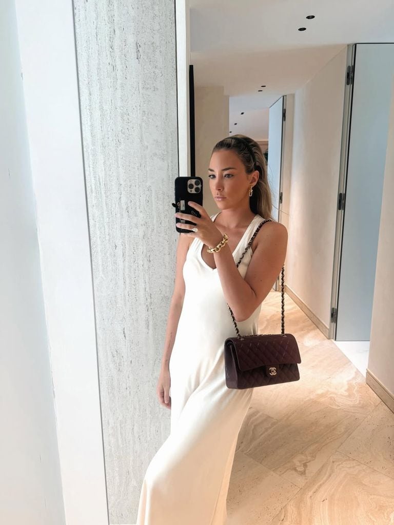 Alice Campello de vacaciones con vestido blanco 
