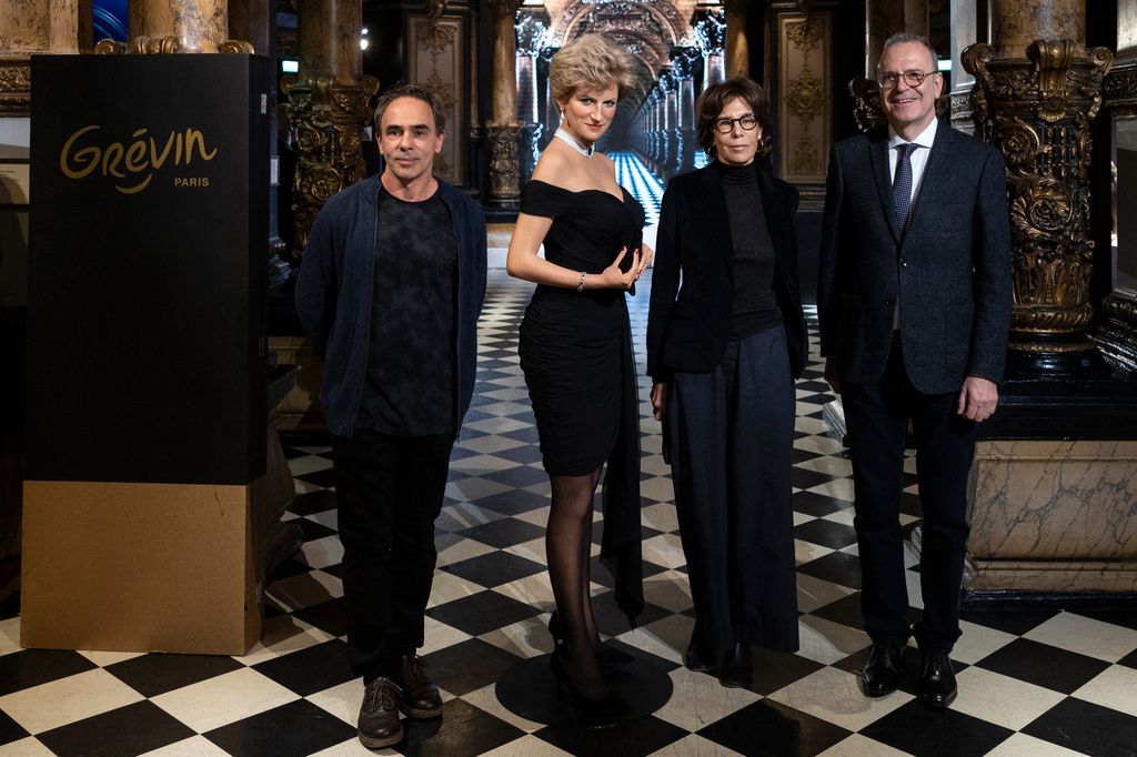 Presentación de la estatua de cera con los responsables de la misma