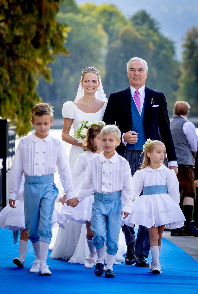 La duquesa Paulina, llegando al altar junto a su padre