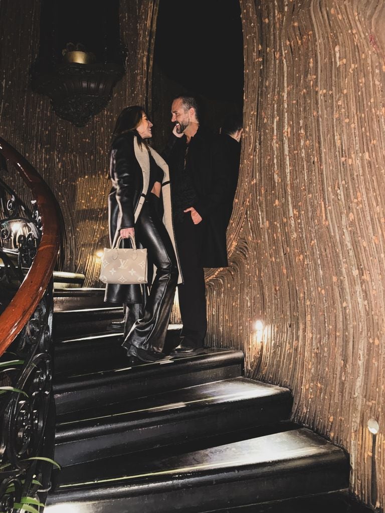 José Ron y su novia posaron muy enamorados