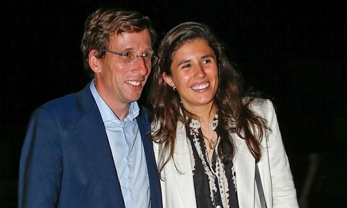 Martínez-Almeida con Teresa Urquijo