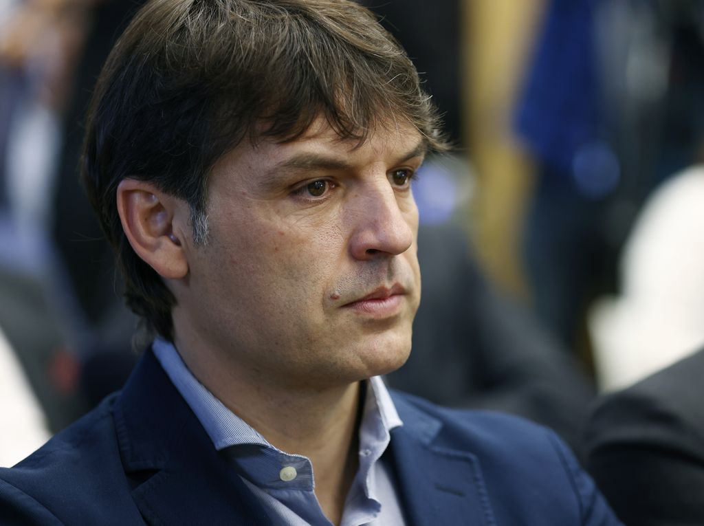 Primer plano de Fernando Morientes con traje azul marino
