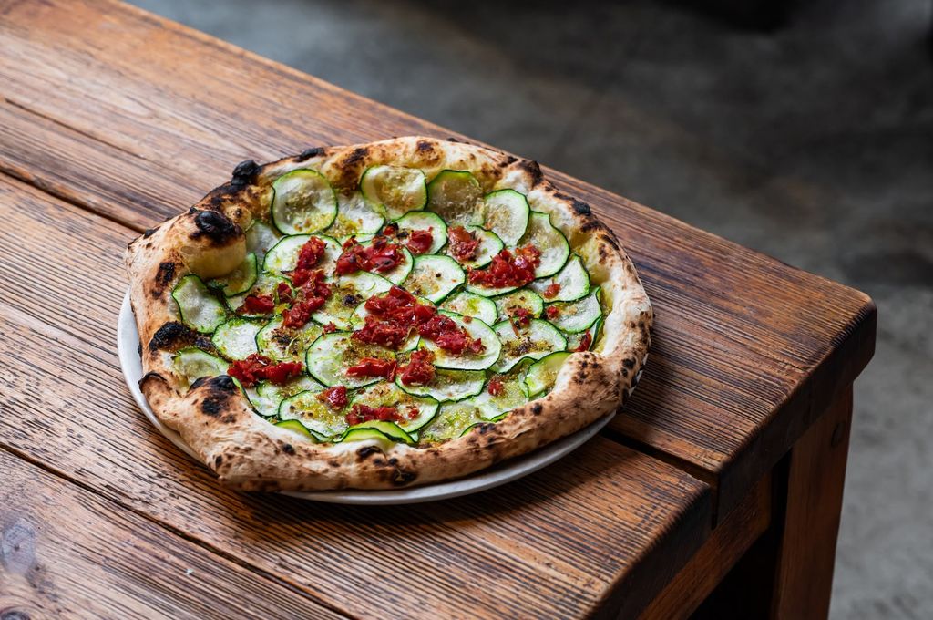 La masa fermentada durante 48 horas y horneada en apenas 90 segundos es la base sobre la que Rafa Bergamo y Roberto Borghesi construyen algunas de las pizzas más personales de Madrid.