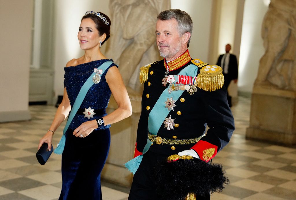 Los reyes Federico X y Mary de Dinamarca a su llegada a la cena de Estado celebrada en el Palacio de Christiansborg, en Copenhague, en honor al presidente de Vietnam, Tô Lâm, y su esposa, Ngô Phương Ly, el 19 de octubre de 2026.